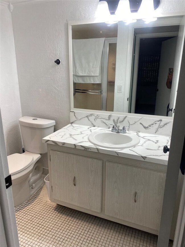 Photo - 785 Burgundy St