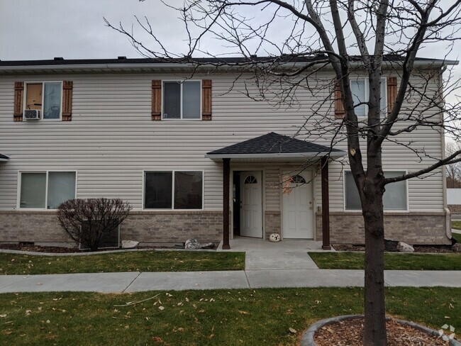 Building Photo - Great 2 bedroom, 1.5 bath townhome found a...