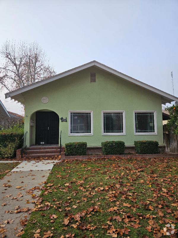 Building Photo - 852 W 20th St Unit Main House