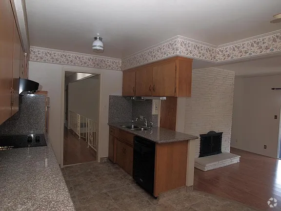 Building Photo - 807 E Brookdale Dr Rental
