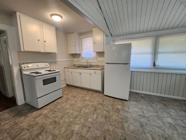 Photo - P204 - #4C Holiday Inn Unit P204 - #4C Holiday Inn - 5444 1/2 30th Ave S