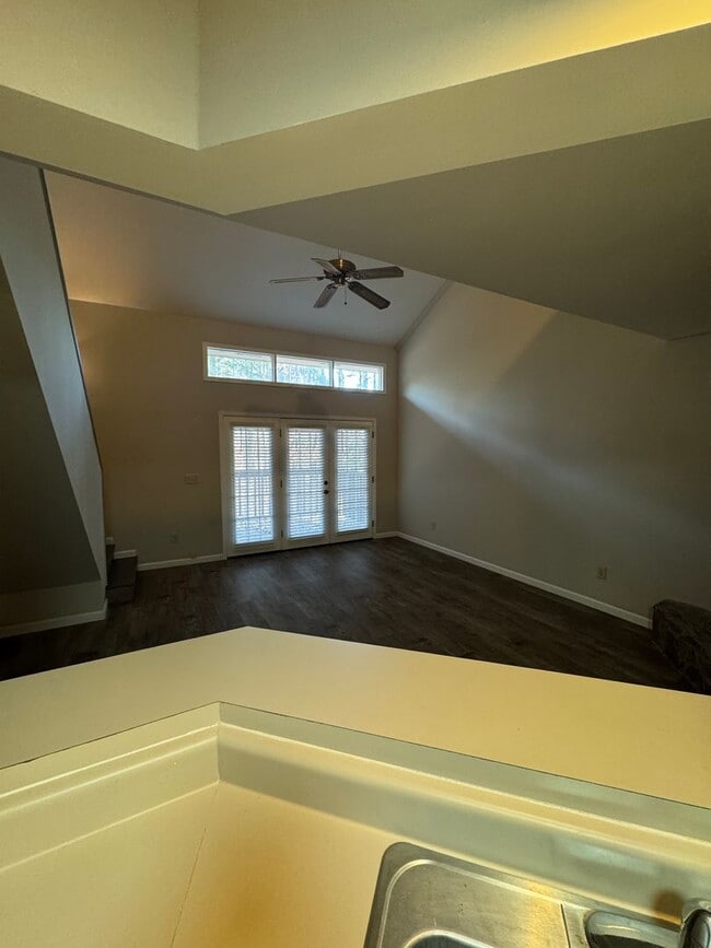 Photo - 105 Summit Dr SE