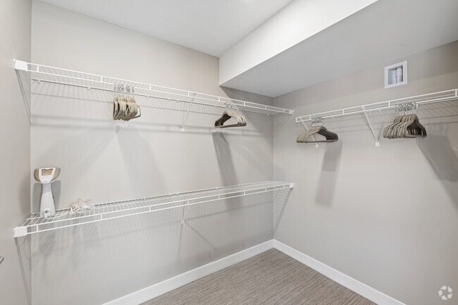 A17 1BR, 1BA w/Den - 921SF - Walk-In Closet