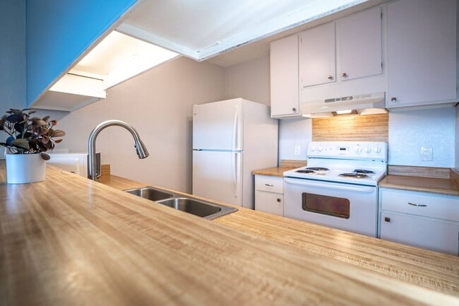Photo - Beautifully Renovated 1 Bedroom/1 Bath Iao Gardens Condo with Ocean Views!