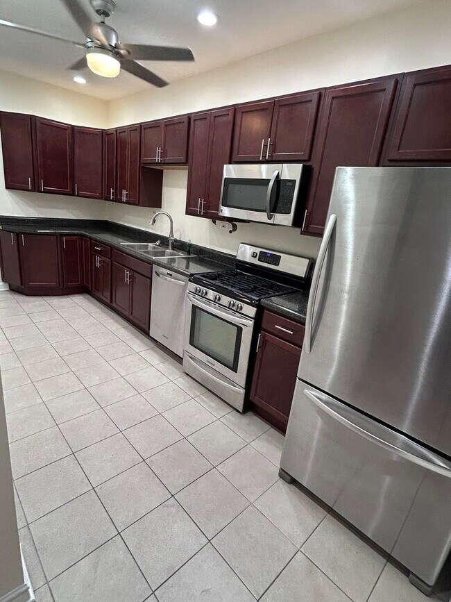 Photo - 720 N Throop St