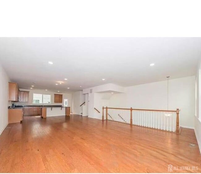 Photo - 13 Bond St