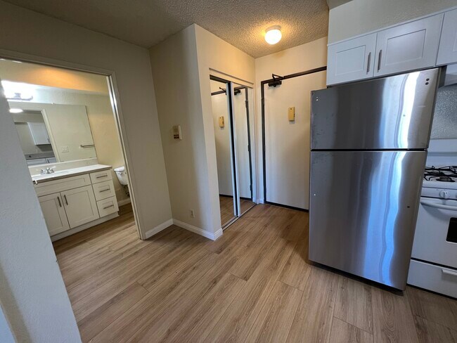 Entryway with coat closet - 504 Normandie Ave Unit #204