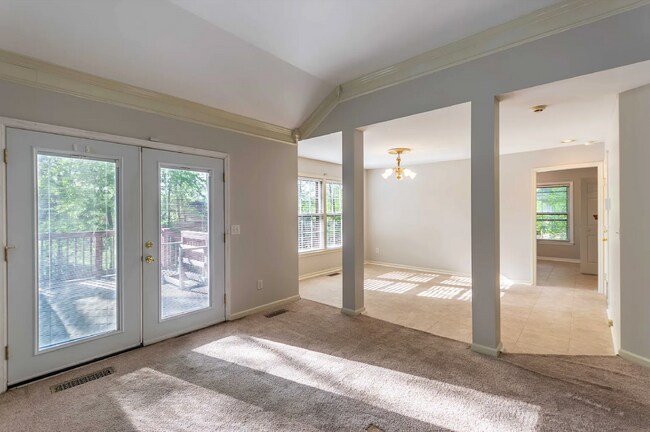 Photo - 3 bd/2bth w/fenced in yard, 15 min from do...