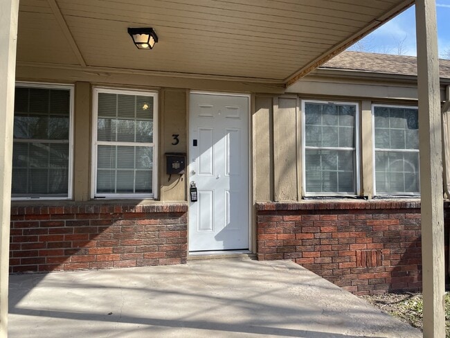 Photo - Spacious 1 Bedroom, 1 Bathroom Apartment- ... Unit 3
