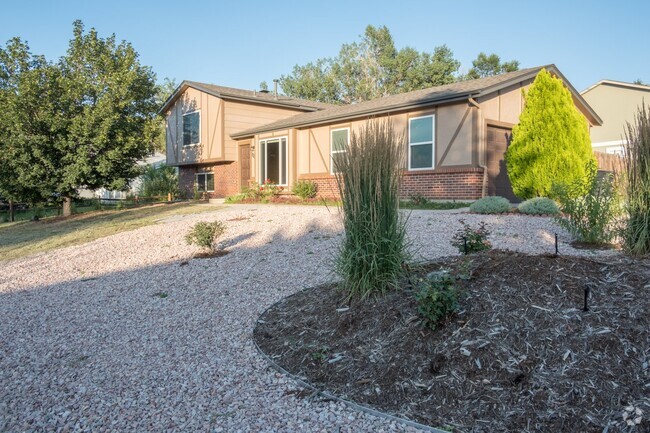Building Photo - Charming 3-Bedroom Home with Stunning Pike...