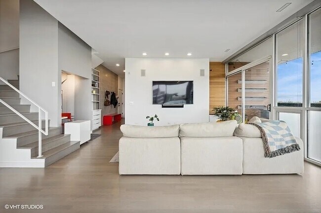 Photo - 2157 W Division St