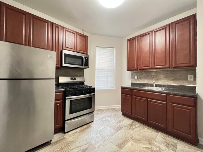 Building Photo - 144 Manhattan Ave Unit 16