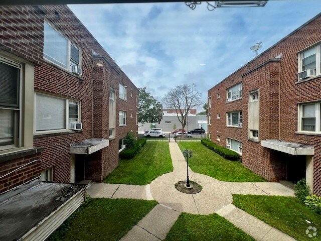 Building Photo - 2409 W Jarvis Ave Unit 1E Rental