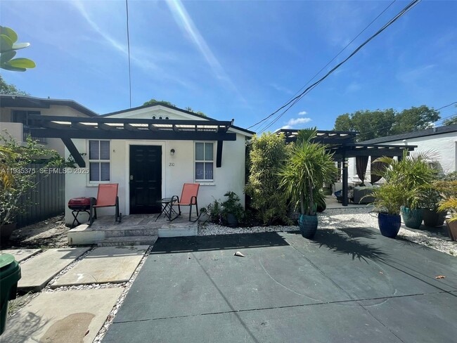 Building Photo - 210 NE 110th St Unit 210