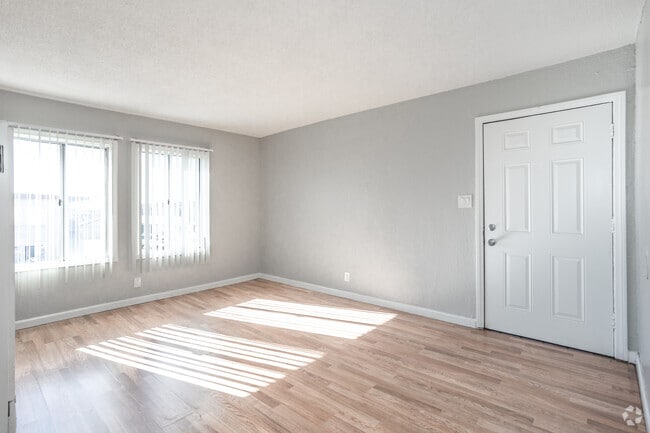 1BR, 1BA - 468SF - Living Room