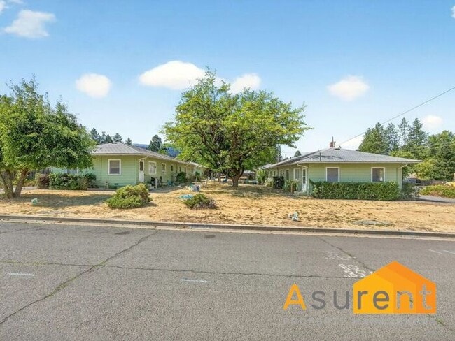 Building Photo - Freshly Renovated 2-Bedroom, 1-Bath Duplex in Ashland