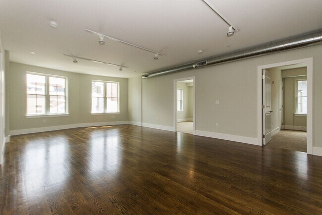 Building Photo - 10 St George St Unit 406 Rental