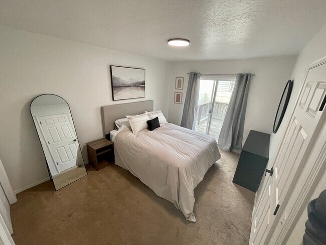 Photo - 3 Bed 2 Bath Furnished Townhome in Boise!