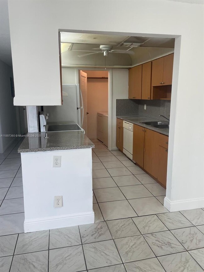 Photo - 810 SW 73rd Ave Unidad 810