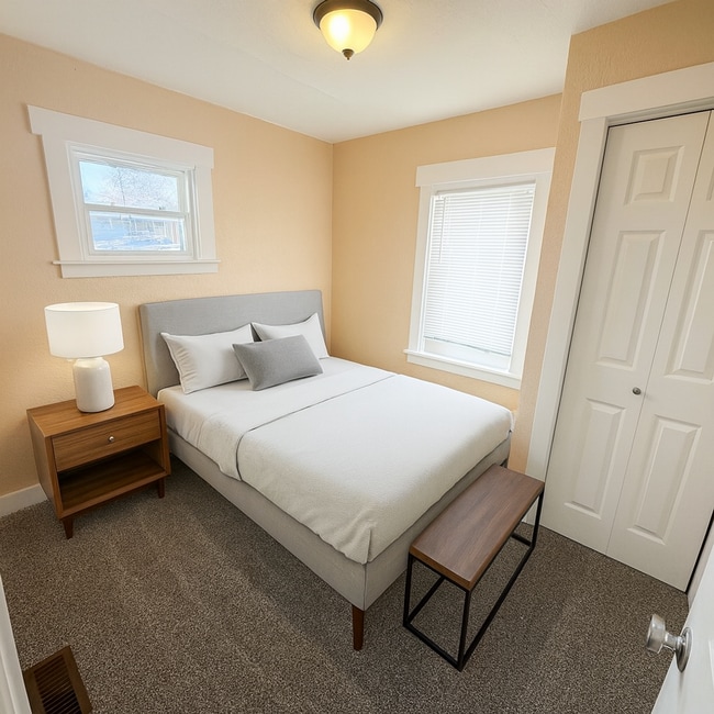 Photo - 2216 N Oak St