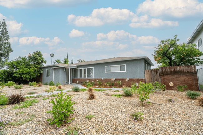 Photo - 15942 Devonshire St