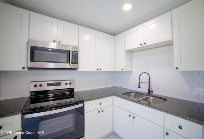 Photo - 230 W Towne Pl Apartamento