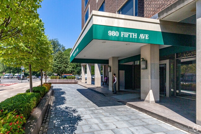 Entrance - 980 5th Ave