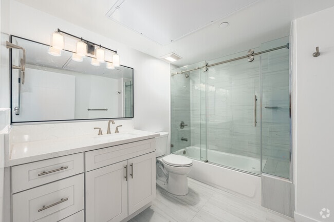 2BR, 2BA - 1100SF - Bathroom