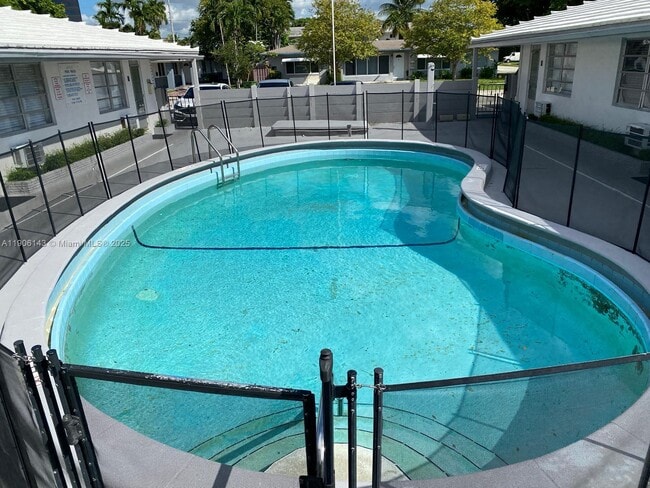 Building Photo - 724 NE 6th St Unit 2