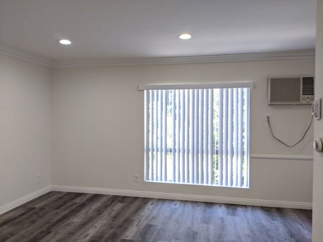 Photo - Spacious Units available - Great Location! -- Hollywood