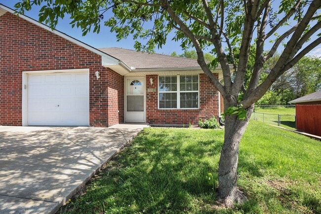 Building Photo - All Brick, all one level, all electric, 3... Rental