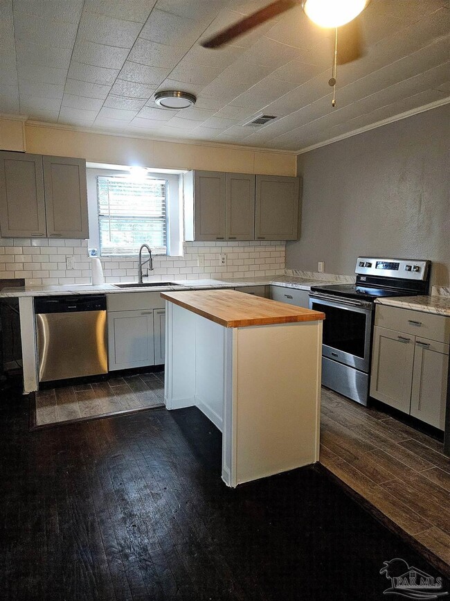 Photo - 3230 W Gonzalez St