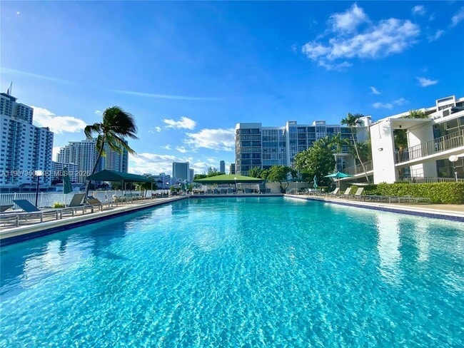 Building Photo - 800 Parkview Dr Unit 1007