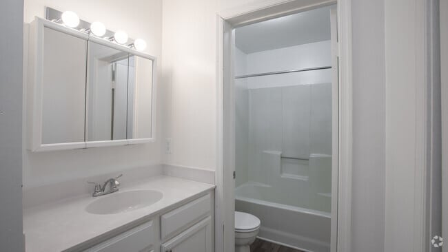 2BR,2BA,-950SF