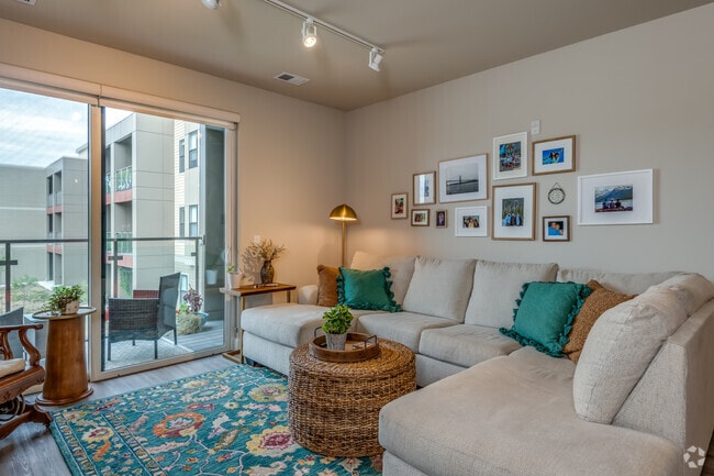 1 BR, 1 BA - 952SF
