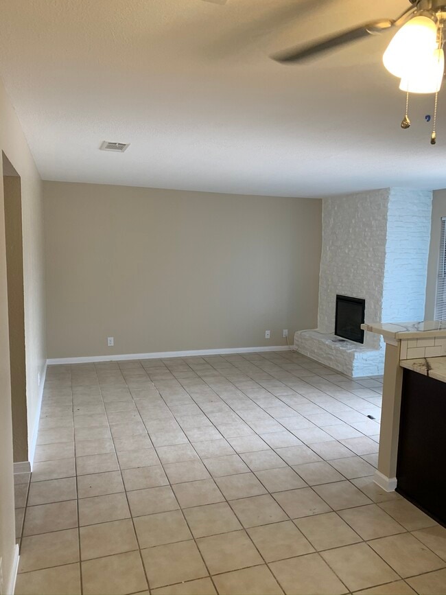 Building Photo - 301 Hedgewood Dr Unit B