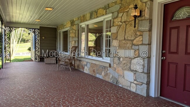 Photo - Spacious House - Private Wooded Setting