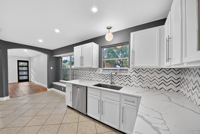 Photo - 17002 Analisa Cir