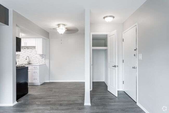 2 BR, 1 BA - 905 SF