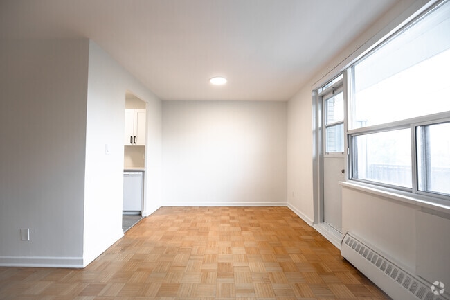 1 BR, 1 BA - Living Room - 1017 Woodbine