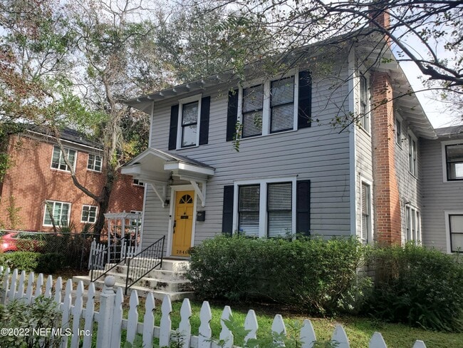 Photo - 2846 Sydney St