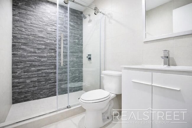 Photo - Spacious Penthouse 1 Bed with Private Roof Deck & Terrace! Unidad 4F