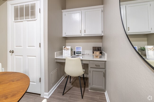 1BR, 1BA - 675SF - Desk
