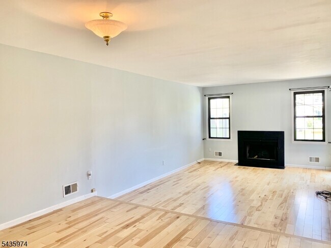 Photo - 305 Marten Rd