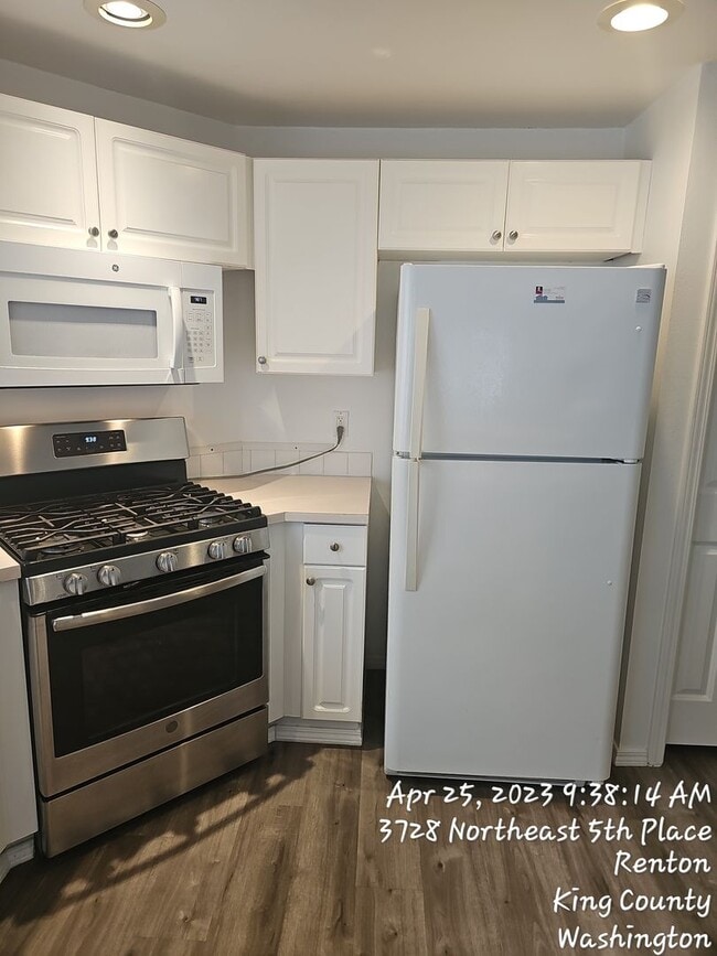 Photo - Renton highlands 2 story home for rent, 3 bedroom 2.5 bath with 2 car garage, Avail April 15th!