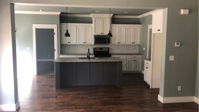 Photo - 750 Hawthorn Way