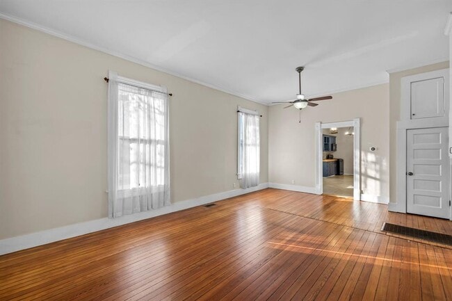 Photo - 902 E 14th St