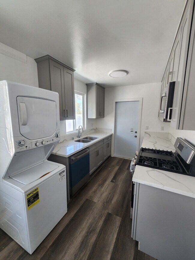 Photo - 233 E 219th St