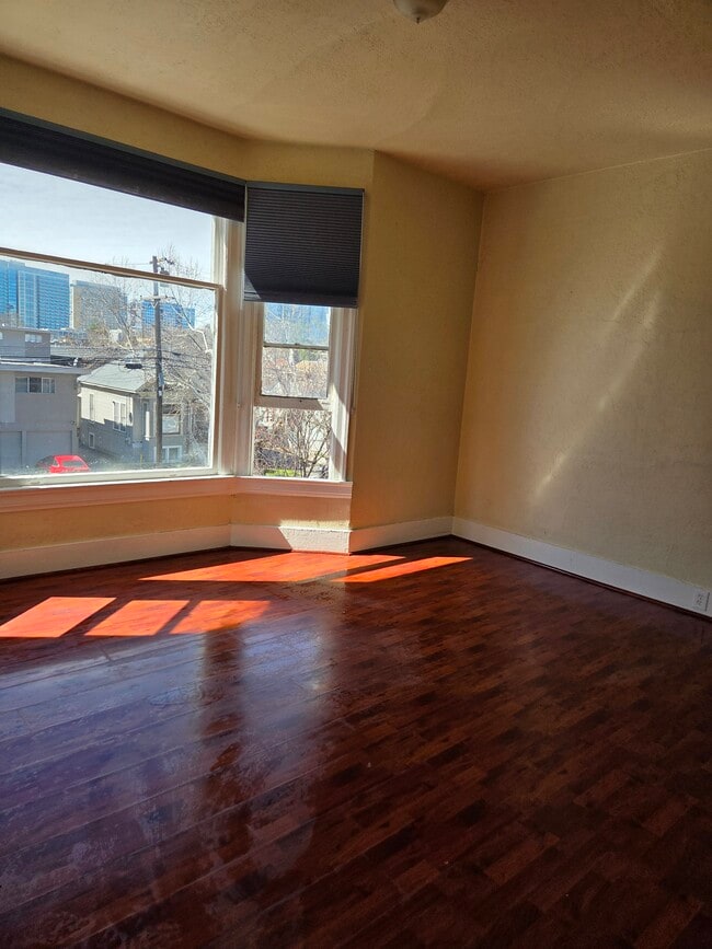 Building Photo - 468 S 6th St Unit 7