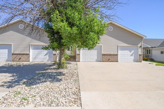 Building Photo - Comfortable 3-Bedroom Condo in Brandon – Available Now!